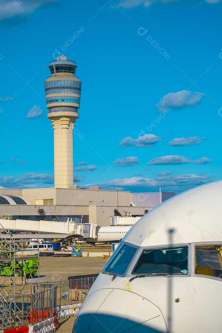 Vista frontal do nariz do cockpit de aeronaves comerciais genéricas e da torre de controle