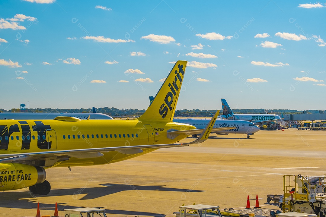 Aviões no aeroporto central de Atlanta nos portões