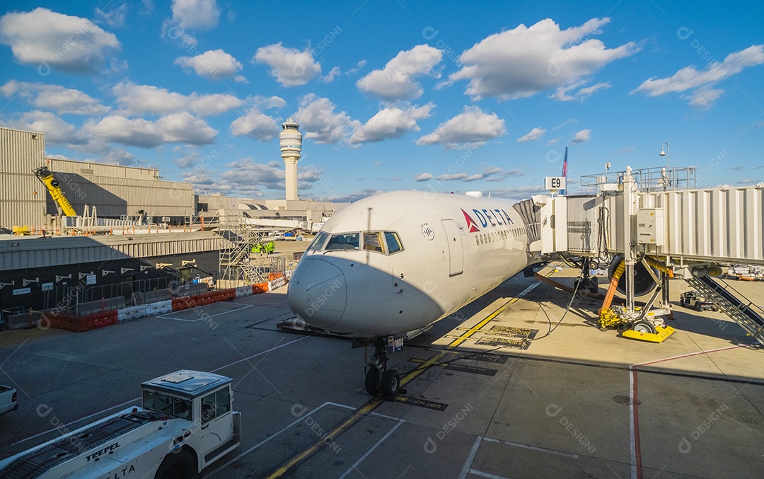 Aviões no aeroporto central de Atlanta nos portões