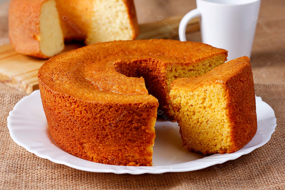 Bolo de milho caseiro com goiabada sobre uma mesa