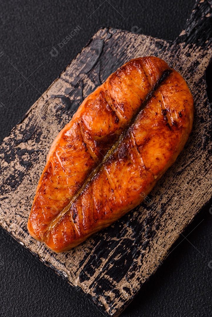 Bife de salmão delicioso cozido fresco com especiarias e ervas assadas em uma grelha. Comida saudável de frutos do mar