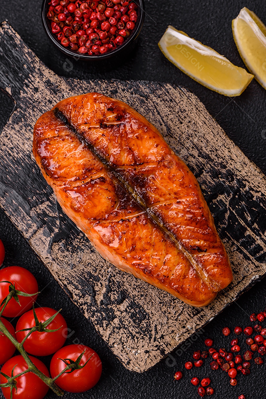 Bife de salmão delicioso cozido fresco com especiarias e ervas assadas em uma grelha. Comida saudável de frutos do mar