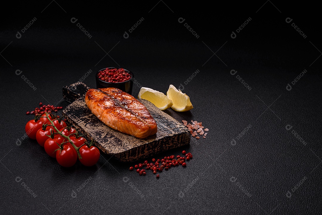 Bife de salmão delicioso cozido fresco com especiarias e ervas assadas em uma grelha. Comida saudável de frutos do mar