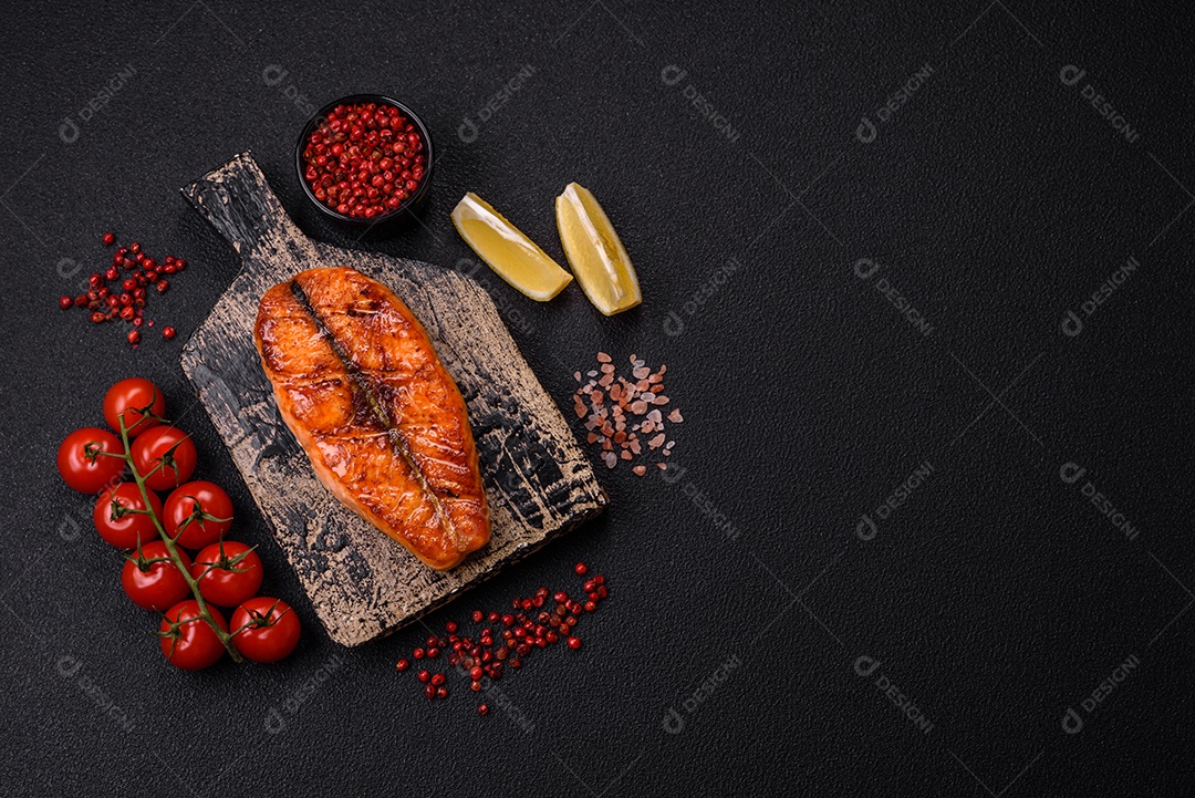 Bife de salmão delicioso cozido fresco com especiarias e ervas assadas em uma grelha. Comida saudável de frutos do mar
