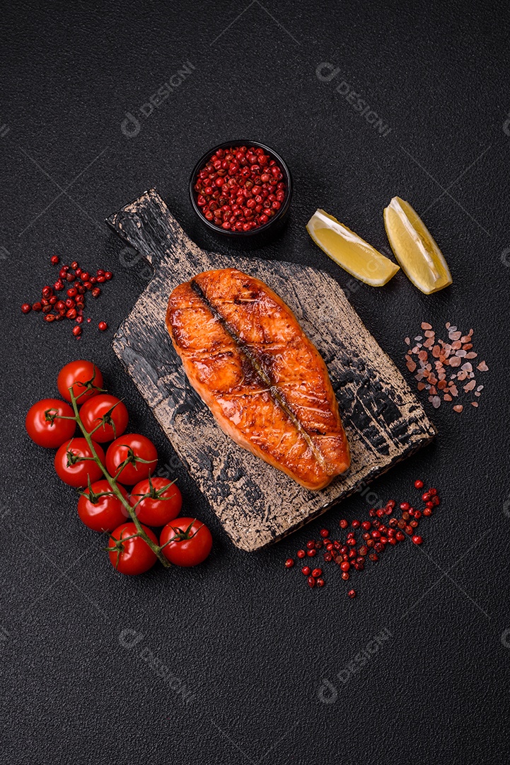 Bife de salmão delicioso cozido fresco com especiarias e ervas assadas em uma grelha. Comida saudável de frutos do mar