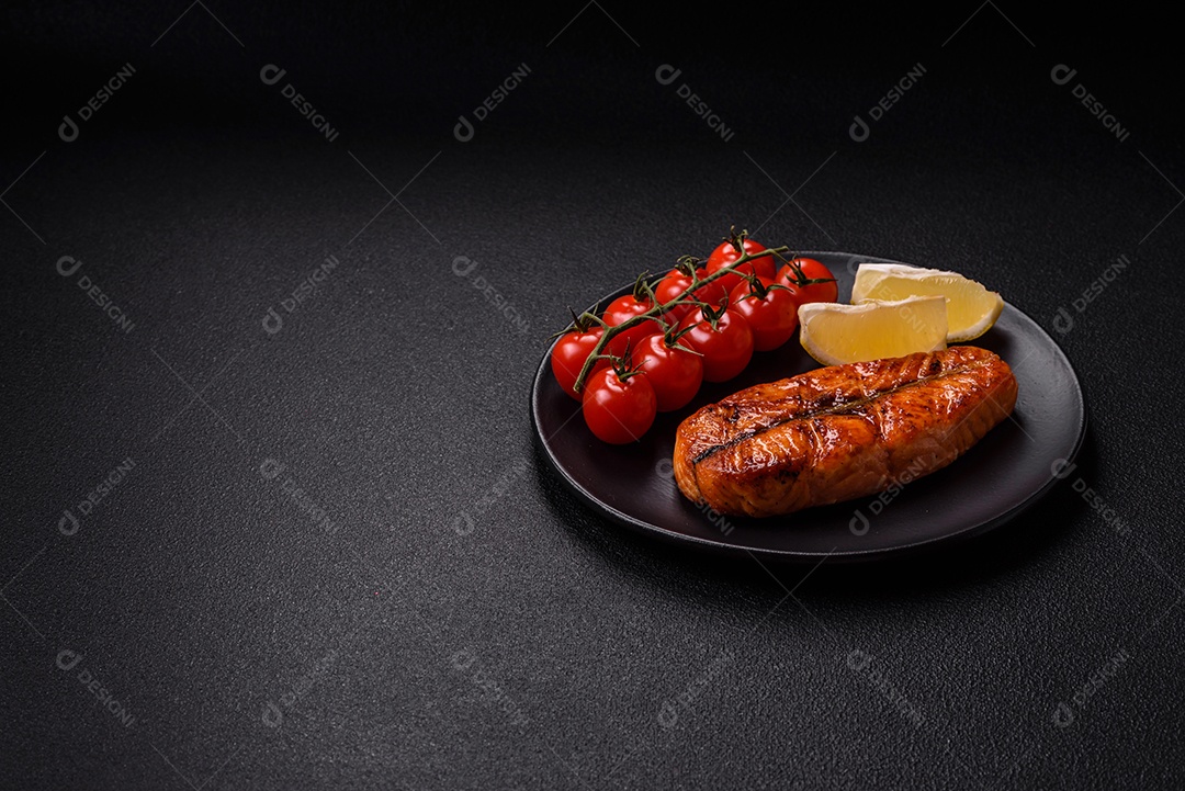 Bife de salmão delicioso cozido fresco com especiarias e ervas assadas em uma grelha. Comida saudável de frutos do mar