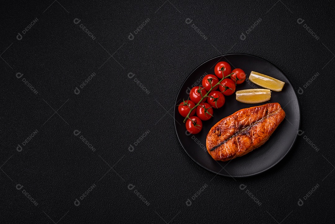 Bife de salmão delicioso cozido fresco com especiarias e ervas assadas em uma grelha. Comida saudável de frutos do mar