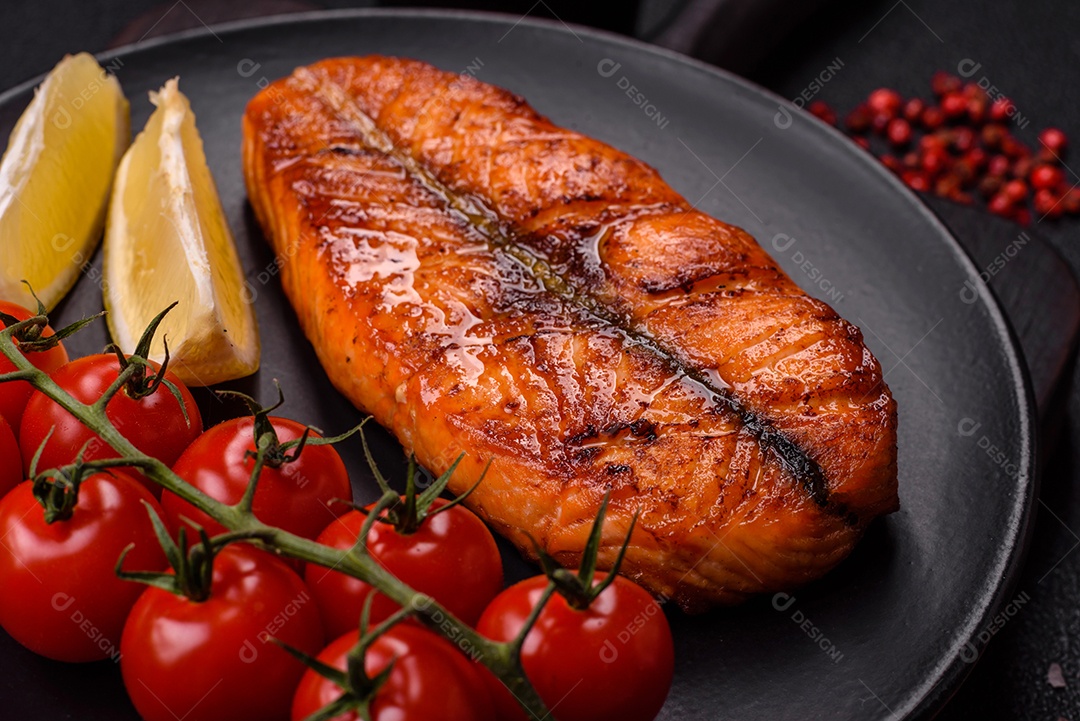 Bife de salmão delicioso cozido fresco com especiarias e ervas assadas em uma grelha. Comida saudável de frutos do mar