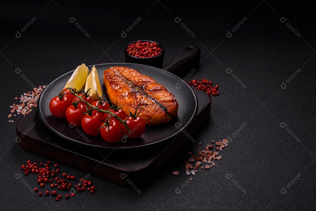 Bife de salmão delicioso cozido fresco com especiarias e ervas assadas em uma grelha. Comida saudável de frutos do mar