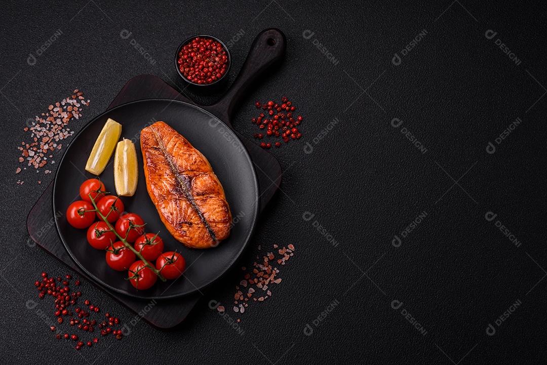 Bife de salmão delicioso cozido fresco com especiarias e ervas assadas em uma grelha. Comida saudável de frutos do mar