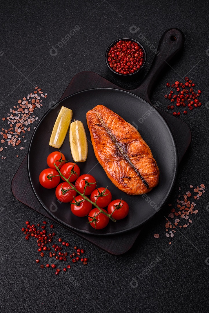 Bife de salmão delicioso cozido fresco com especiarias e ervas assadas em uma grelha. Comida saudável de frutos do mar