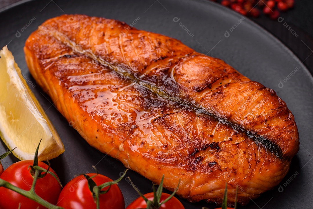 Bife de salmão delicioso cozido fresco com especiarias e ervas assadas em uma grelha. Comida saudável de frutos do mar