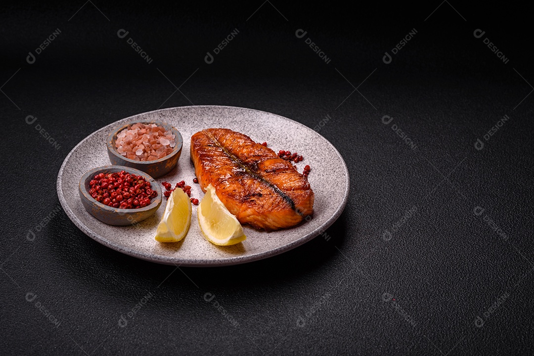 Bife de salmão delicioso cozido fresco com especiarias e ervas assadas em uma grelha. Comida saudável de frutos do mar