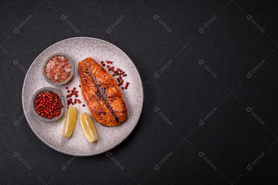 Bife de salmão delicioso cozido fresco com especiarias e ervas assadas em uma grelha. Comida saudável de frutos do mar