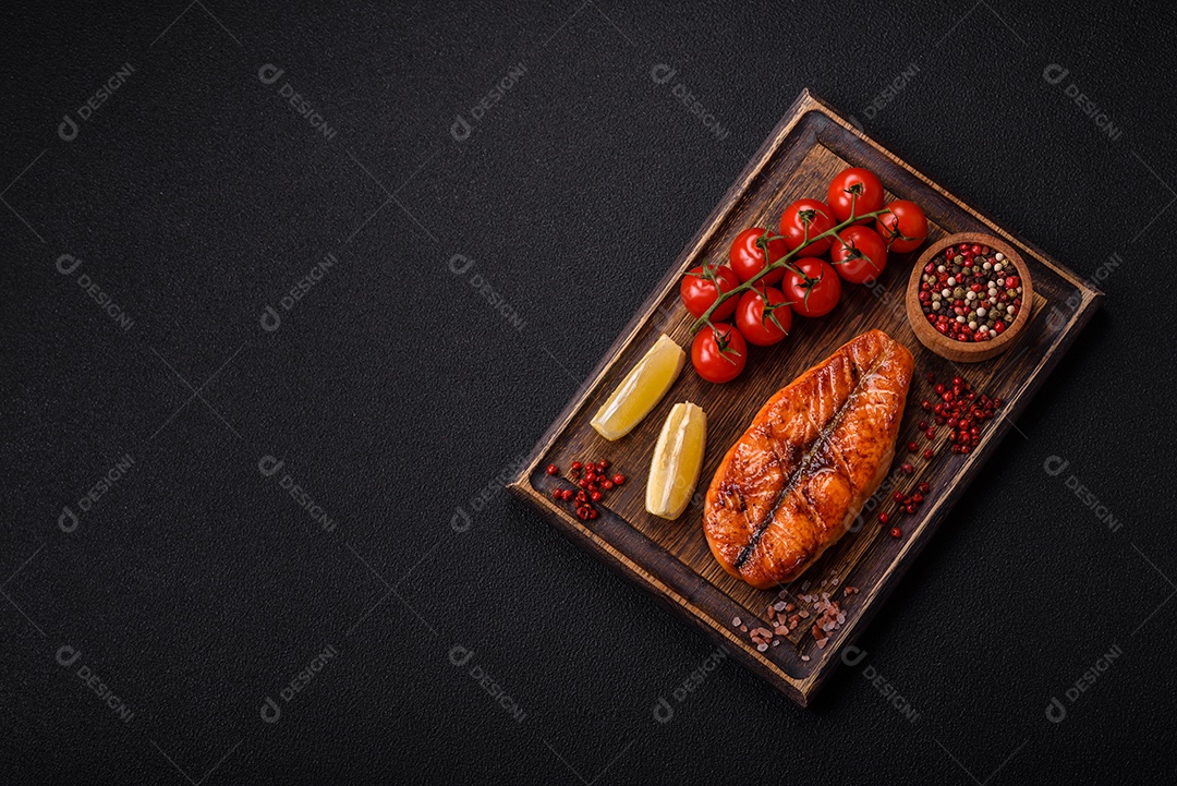 Bife de salmão delicioso cozido fresco com especiarias e ervas assadas em uma grelha. Comida saudável de frutos do mar