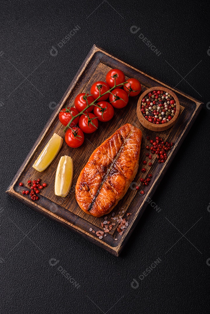 Bife de salmão delicioso cozido fresco com especiarias e ervas assadas em uma grelha. Comida saudável de frutos do mar