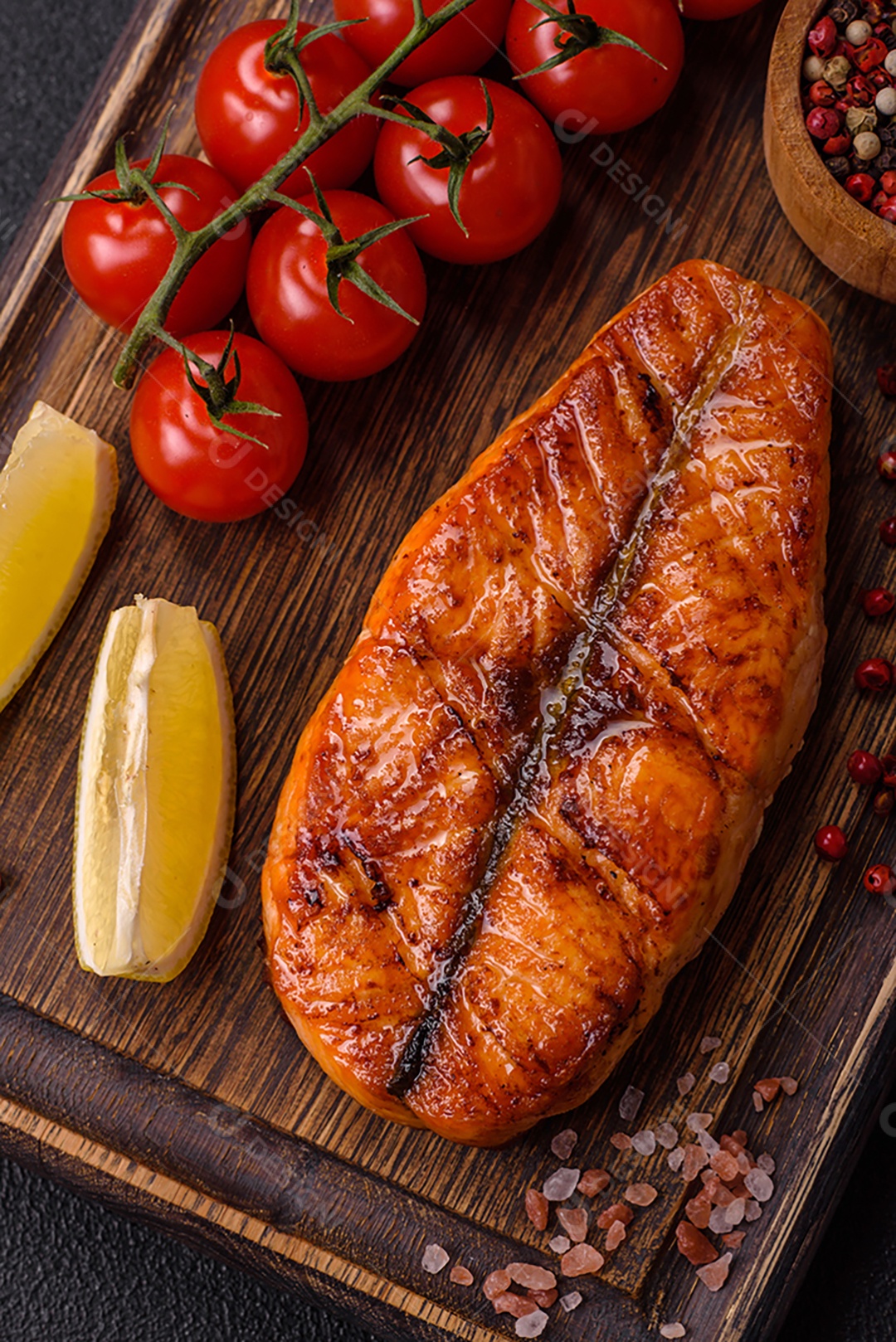 Bife de salmão delicioso cozido fresco com especiarias e ervas assadas em uma grelha. Comida saudável de frutos do mar