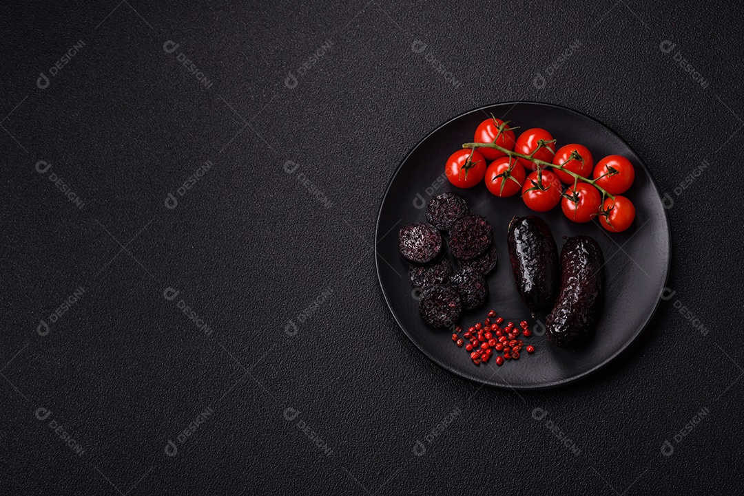 Delicioso chouriço preto ou morcela com especiarias e ervas grelhadas sobre fundo de concreto preto