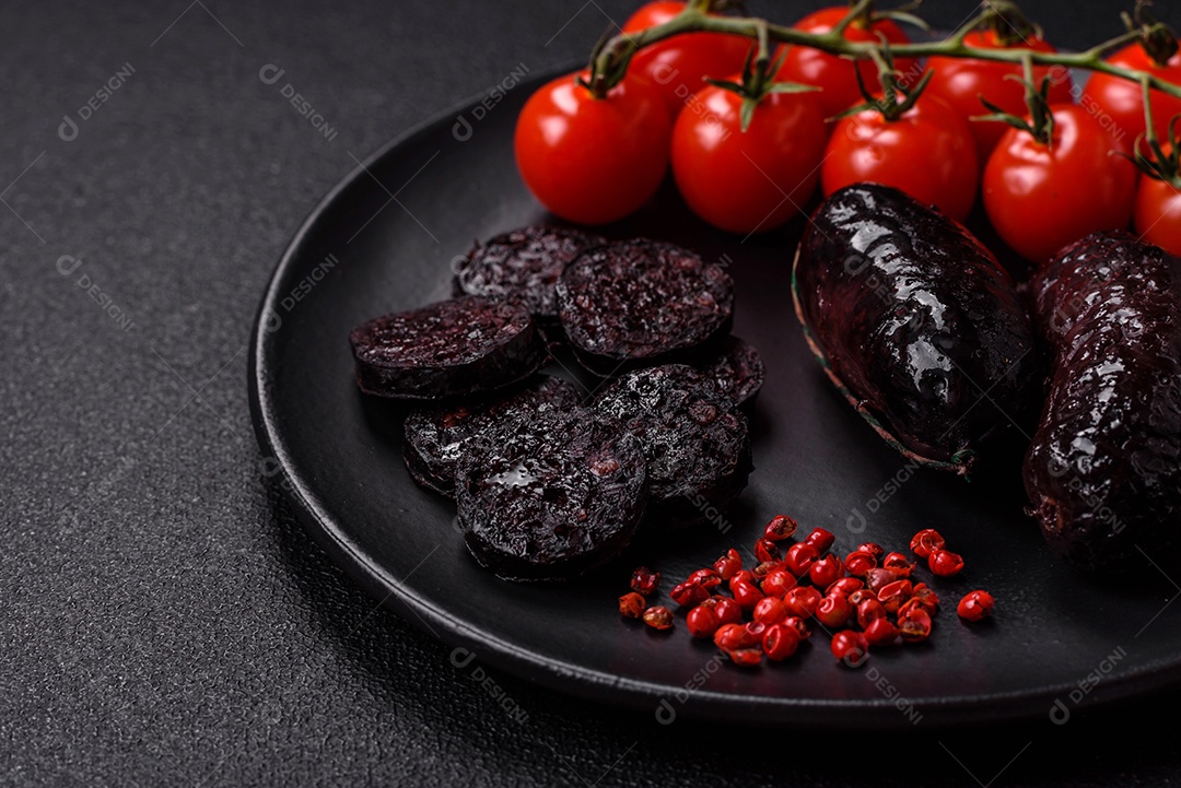 Delicioso chouriço preto ou morcela com especiarias e ervas grelhadas sobre fundo de concreto preto