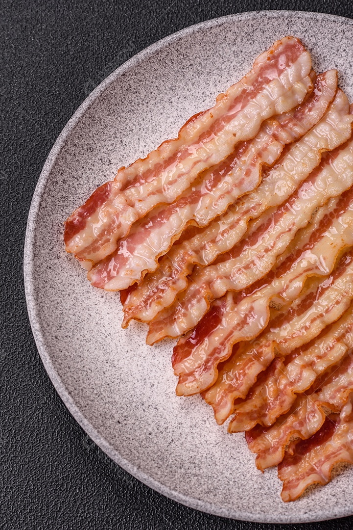 Café da manhã inglês, bacon, feijão, tomate, especiarias e ervas. Um início de dia saudável e nutritivo