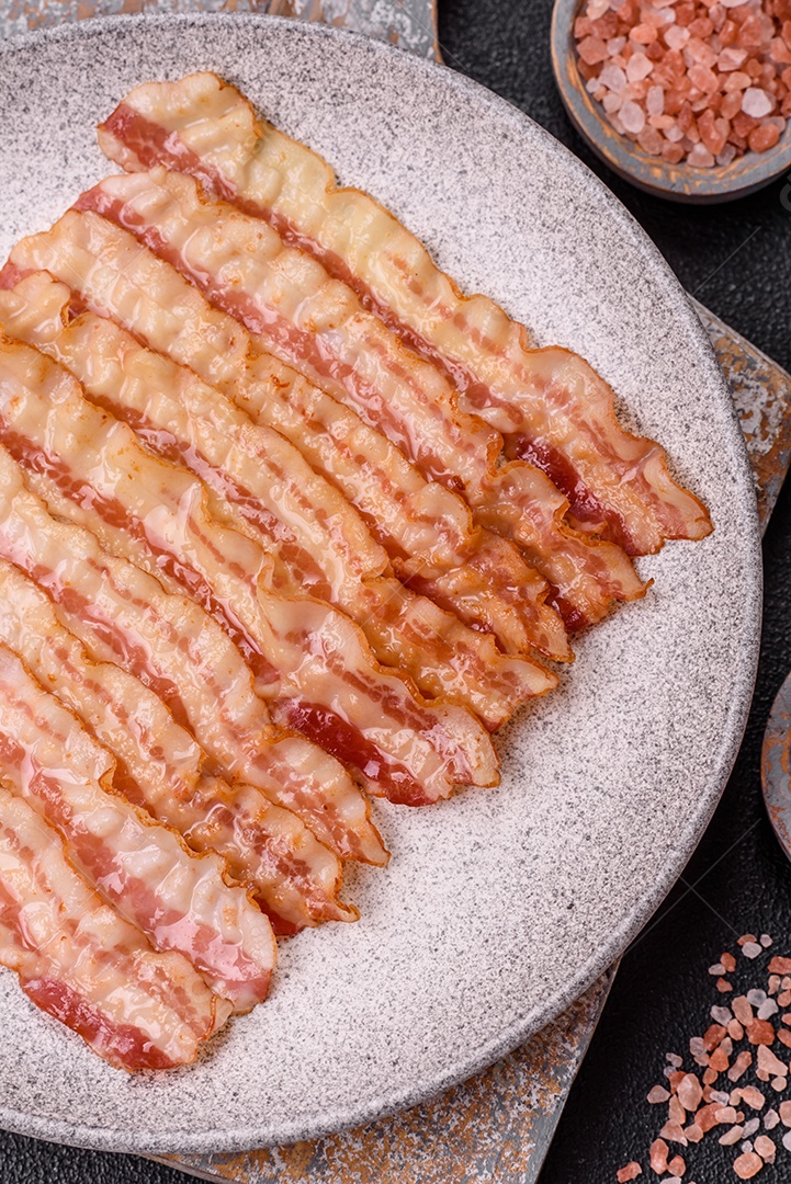 Café da manhã inglês com ovos fritos, bacon, feijão, tomate, especiarias e ervas. Um início de dia saudável e nutritivo