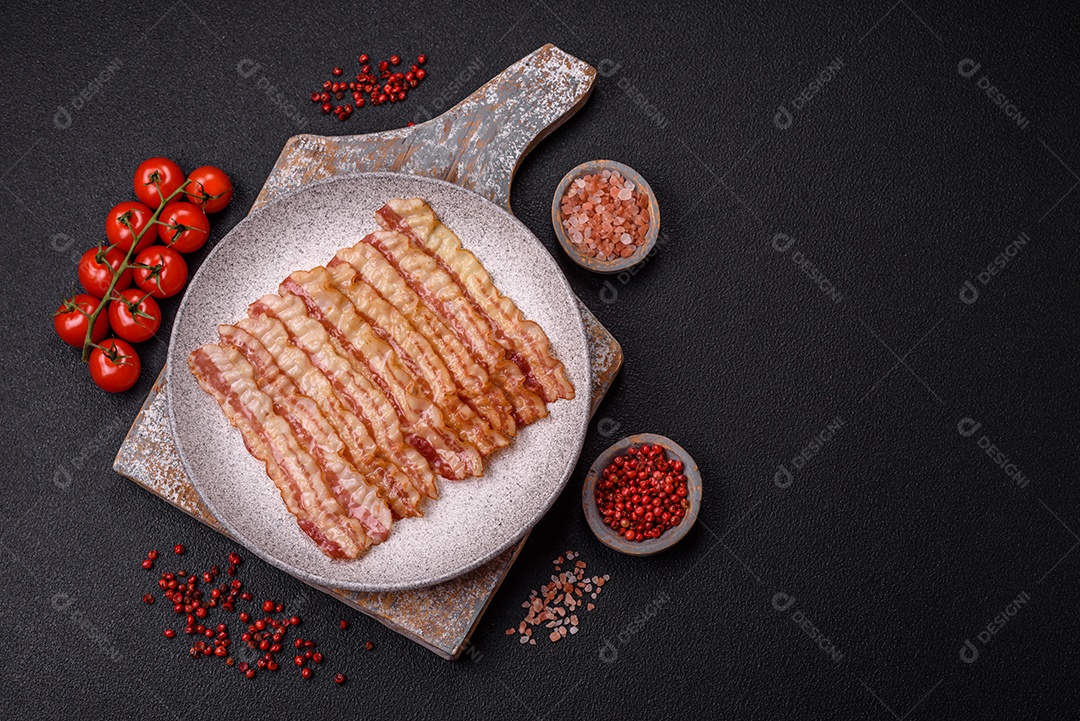 Café da manhã inglês com ovos fritos, bacon, feijão, tomate, especiarias e ervas. Um início de dia saudável e nutritivo