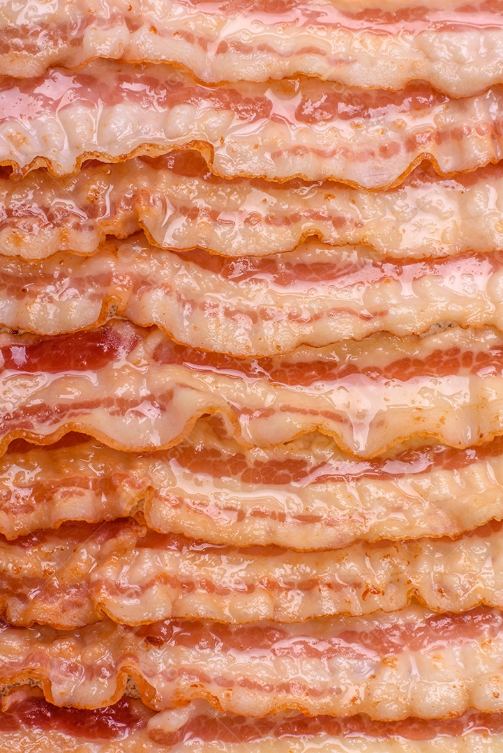 Café da manhã inglês com ovos fritos, bacon, feijão, tomate, especiarias e ervas. Um início de dia saudável e nutritivo