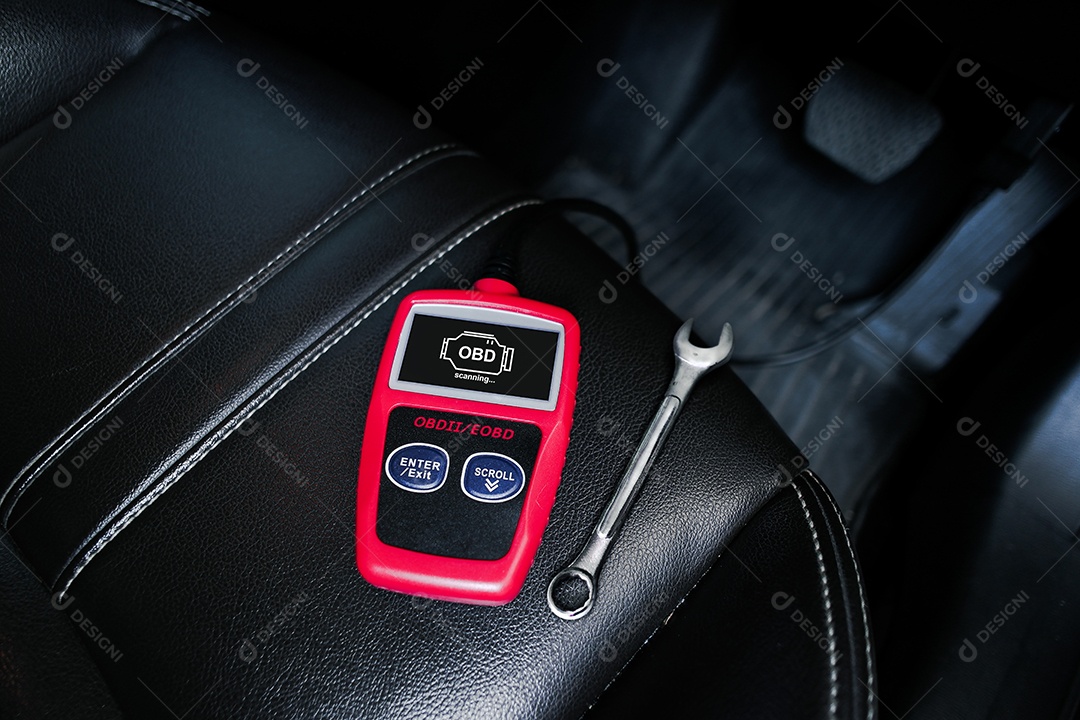 Scanner OBD2 e uma chave inglesa no assento de couro do carro