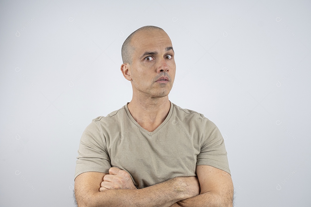 Homem forte olhando para o lado com expressão de bravo