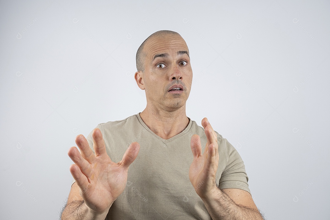 Homem com expressão de surpresa