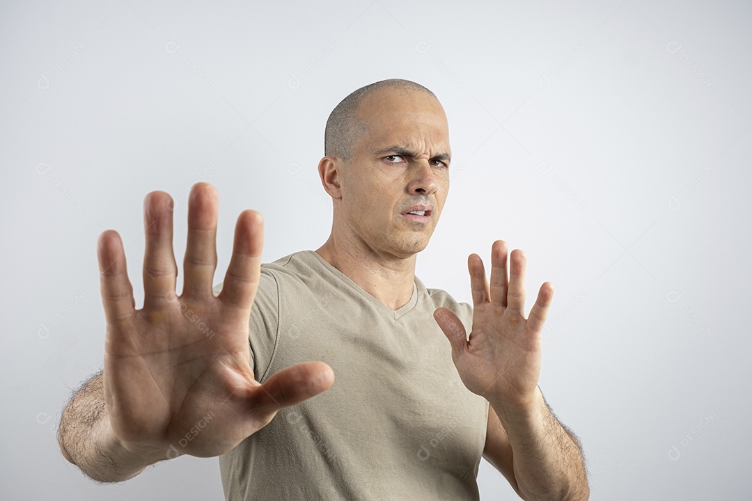 Homem bravo com mãos para frente afastando algo