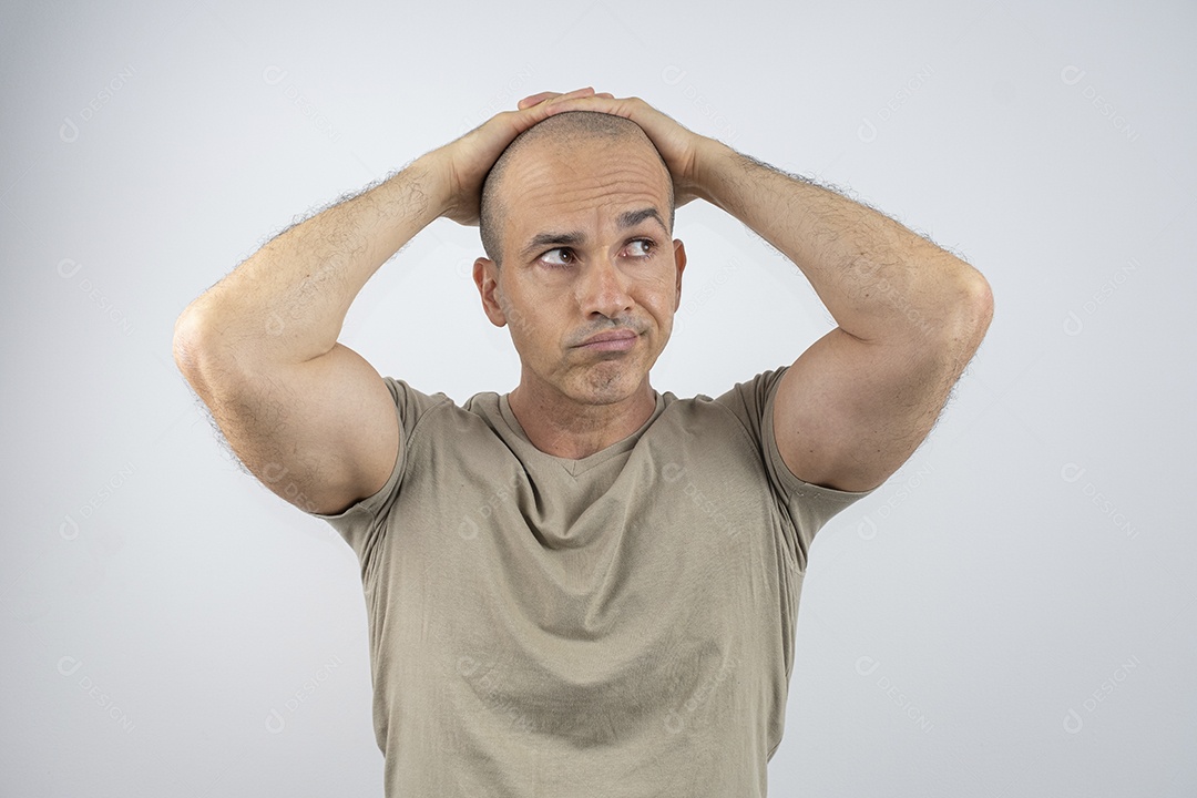 Homem pensativo com mão na cabeça olhando para o lado