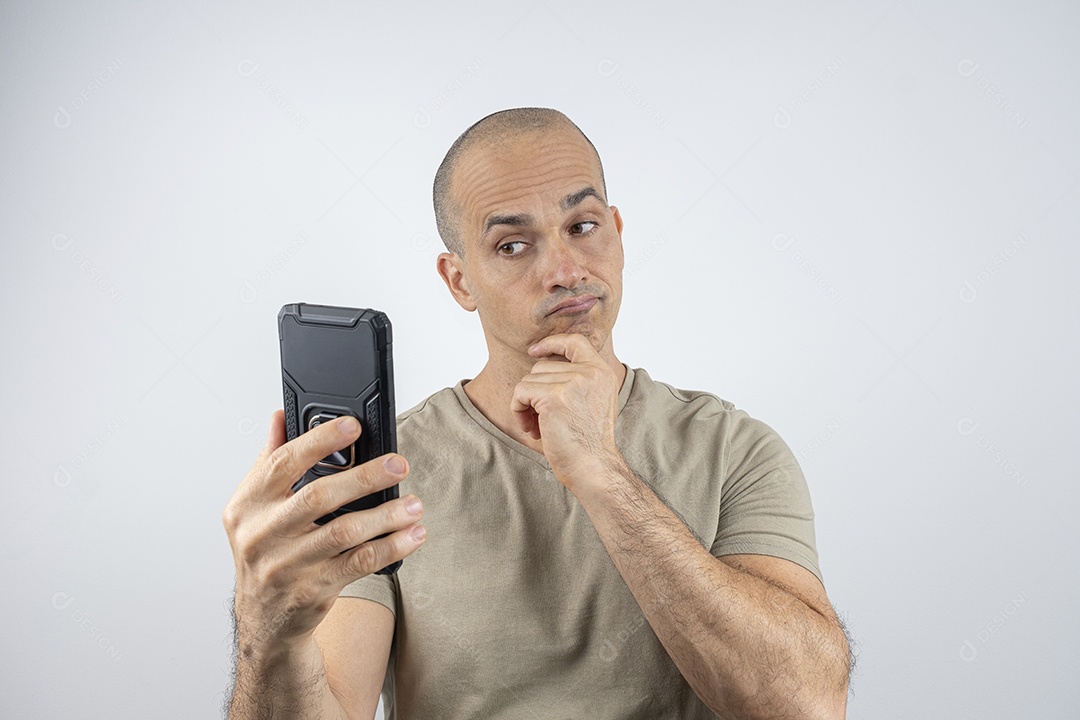 Homem pensativo com celular na mão