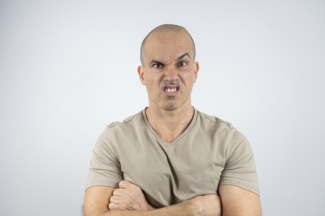 Homem de braços cruzados fazendo careta