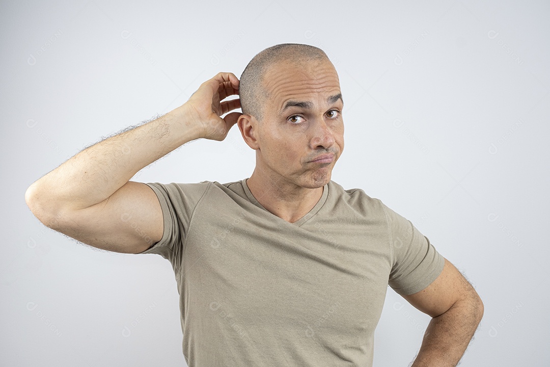 Homem com cara de chateado e mãos na cabeça