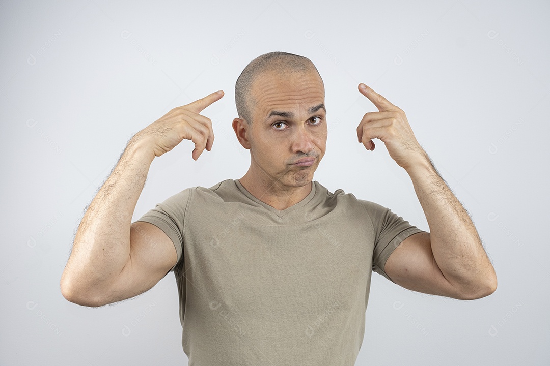 Homem com cara de saco apontando para cabeça