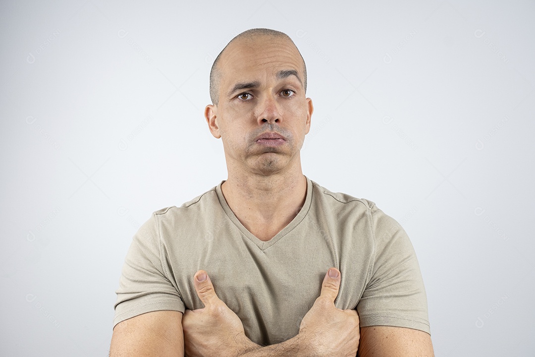 Homem com braços cruzados com expressão de bravo