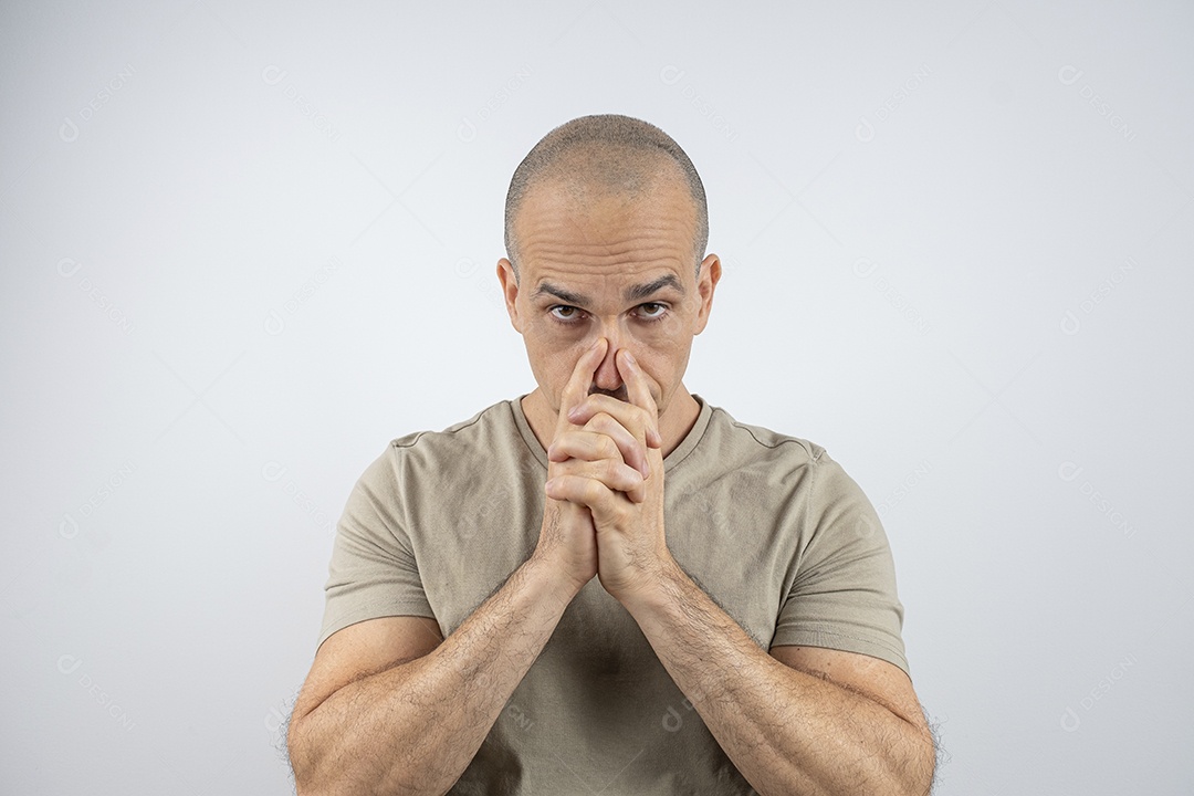 Homem com mão no rosto desapontado