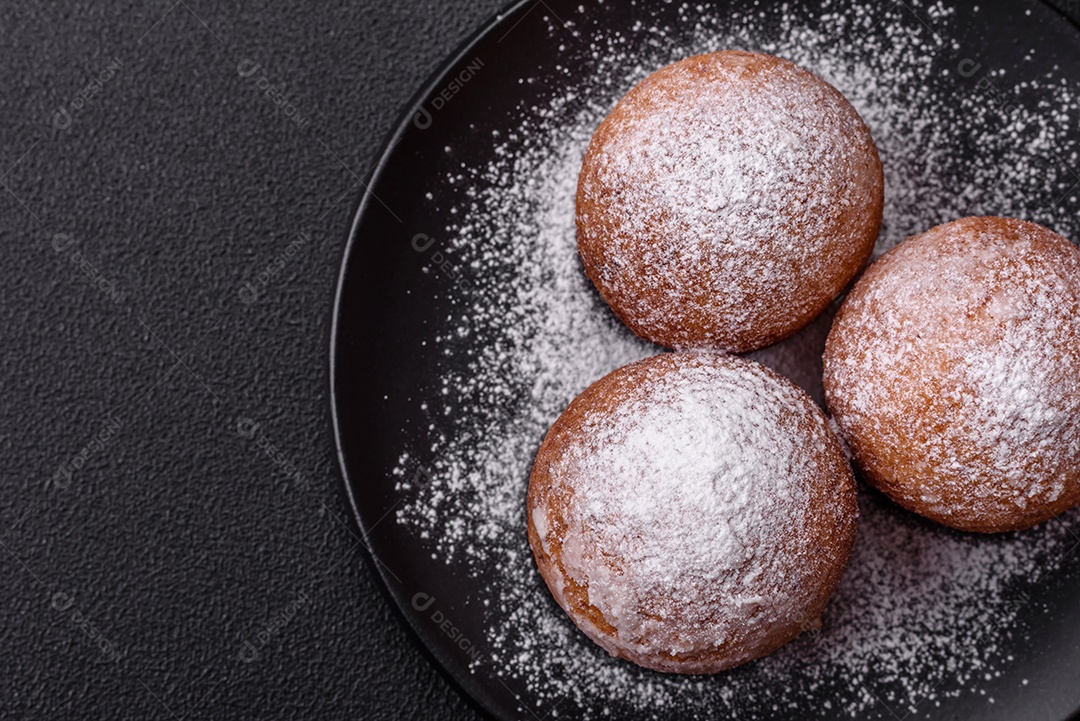 Donuts redondos de queijo caseiro vitrificados com sabor cítrico sobre um fundo escuro de concreto