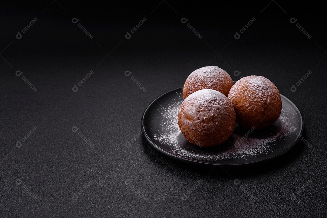 Donuts redondos de queijo caseiro vitrificados com sabor cítrico sobre um fundo escuro de concreto