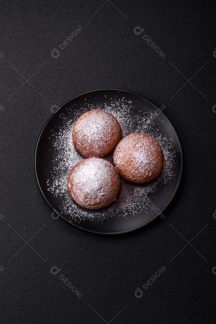 Donuts redondos de queijo caseiro vitrificados com sabor cítrico sobre um fundo escuro de concreto