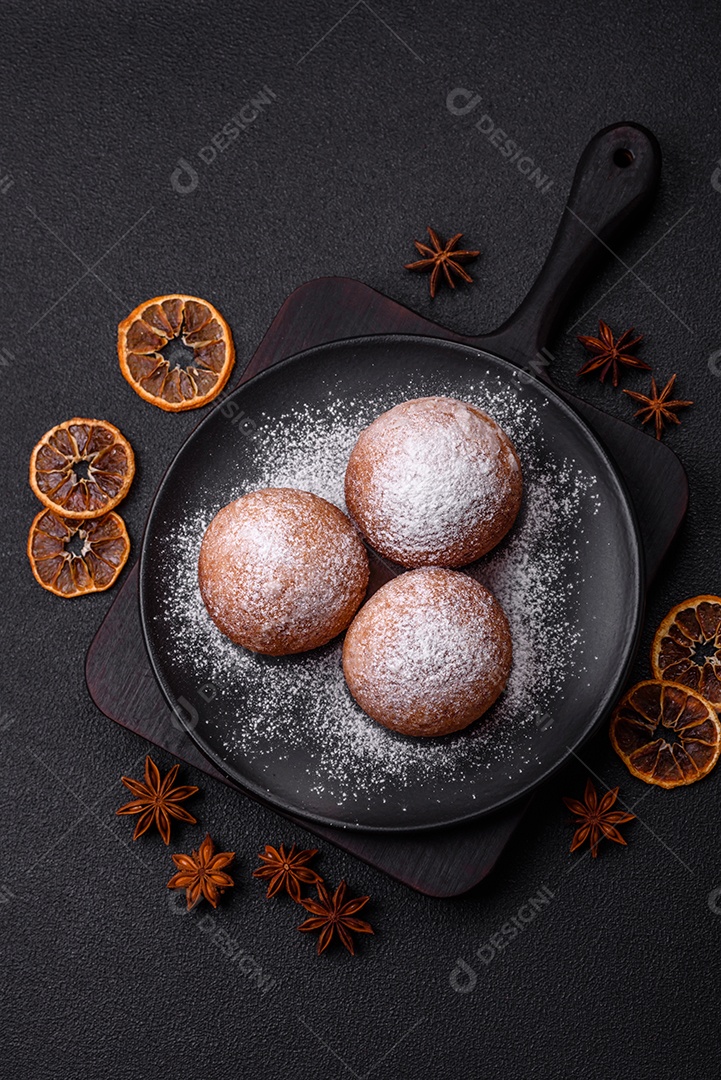 Donuts redondos de queijo caseiro vitrificados com sabor cítrico sobre um fundo escuro de concreto