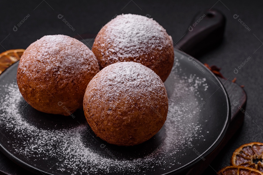 Donuts redondos de queijo caseiro vitrificados com sabor cítrico sobre um fundo escuro de concreto