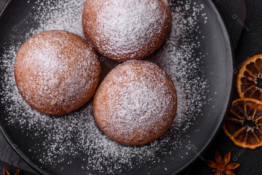 Donuts redondos de queijo caseiro vitrificados com sabor cítrico sobre um fundo escuro de concreto