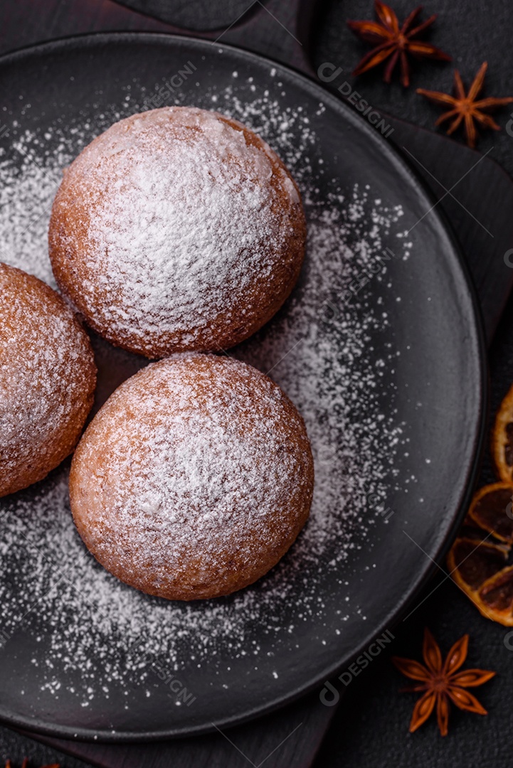 Donuts redondos de queijo caseiro vitrificados com sabor cítrico sobre um fundo escuro de concreto