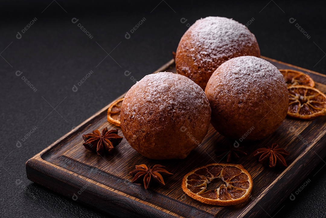 Donuts redondos de queijo caseiro vitrificados com sabor cítrico sobre um fundo escuro de concreto
