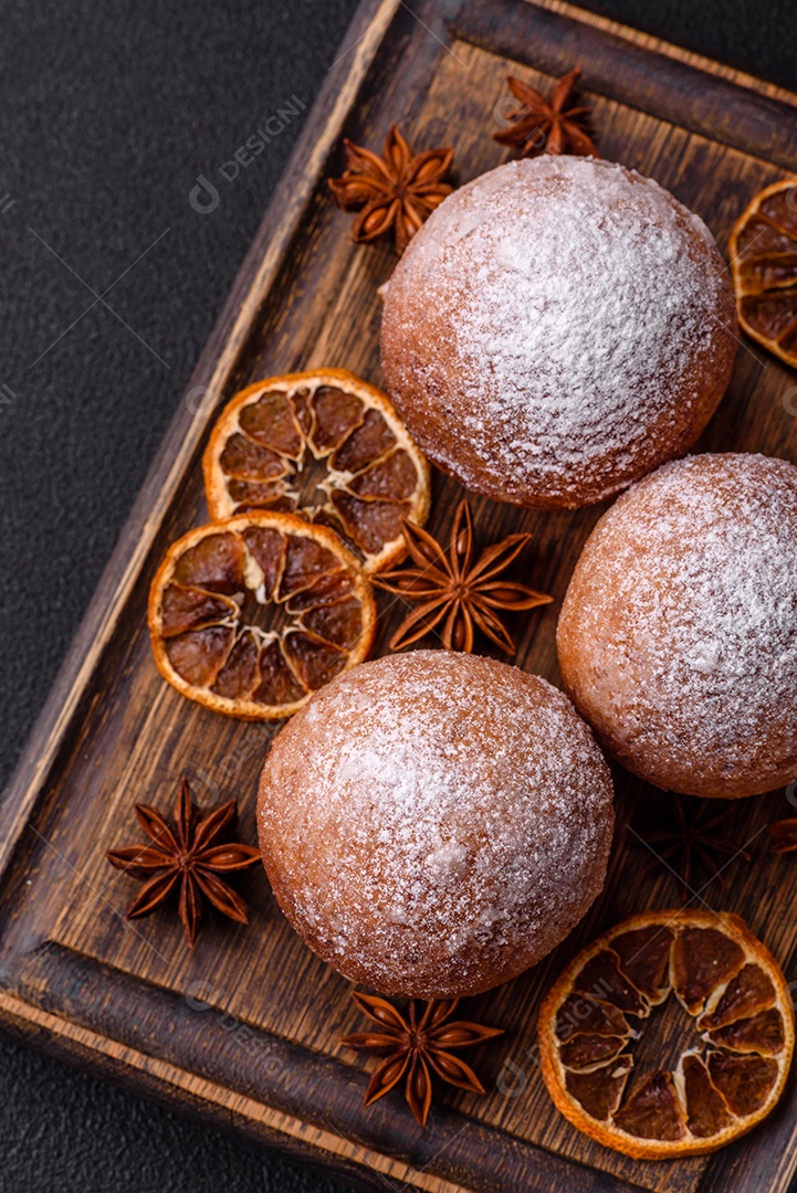 Donuts redondos de queijo caseiro vitrificados com sabor cítrico sobre um fundo escuro de concreto