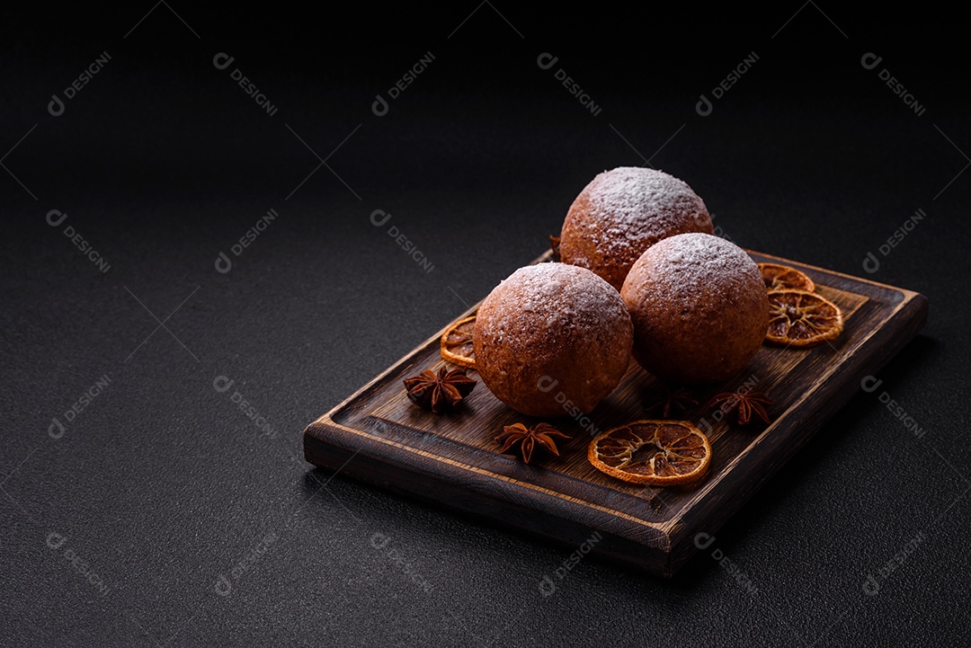 Donuts redondos de queijo caseiro vitrificados com sabor cítrico sobre um fundo escuro de concreto