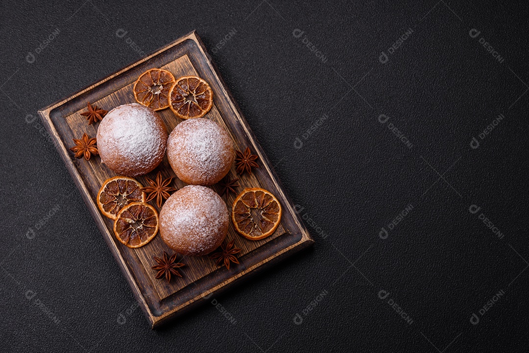 Donuts redondos de queijo caseiro vitrificados com sabor cítrico sobre um fundo escuro de concreto