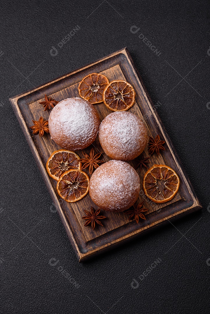 Donuts redondos de queijo caseiro vitrificados com sabor cítrico sobre um fundo escuro de concreto